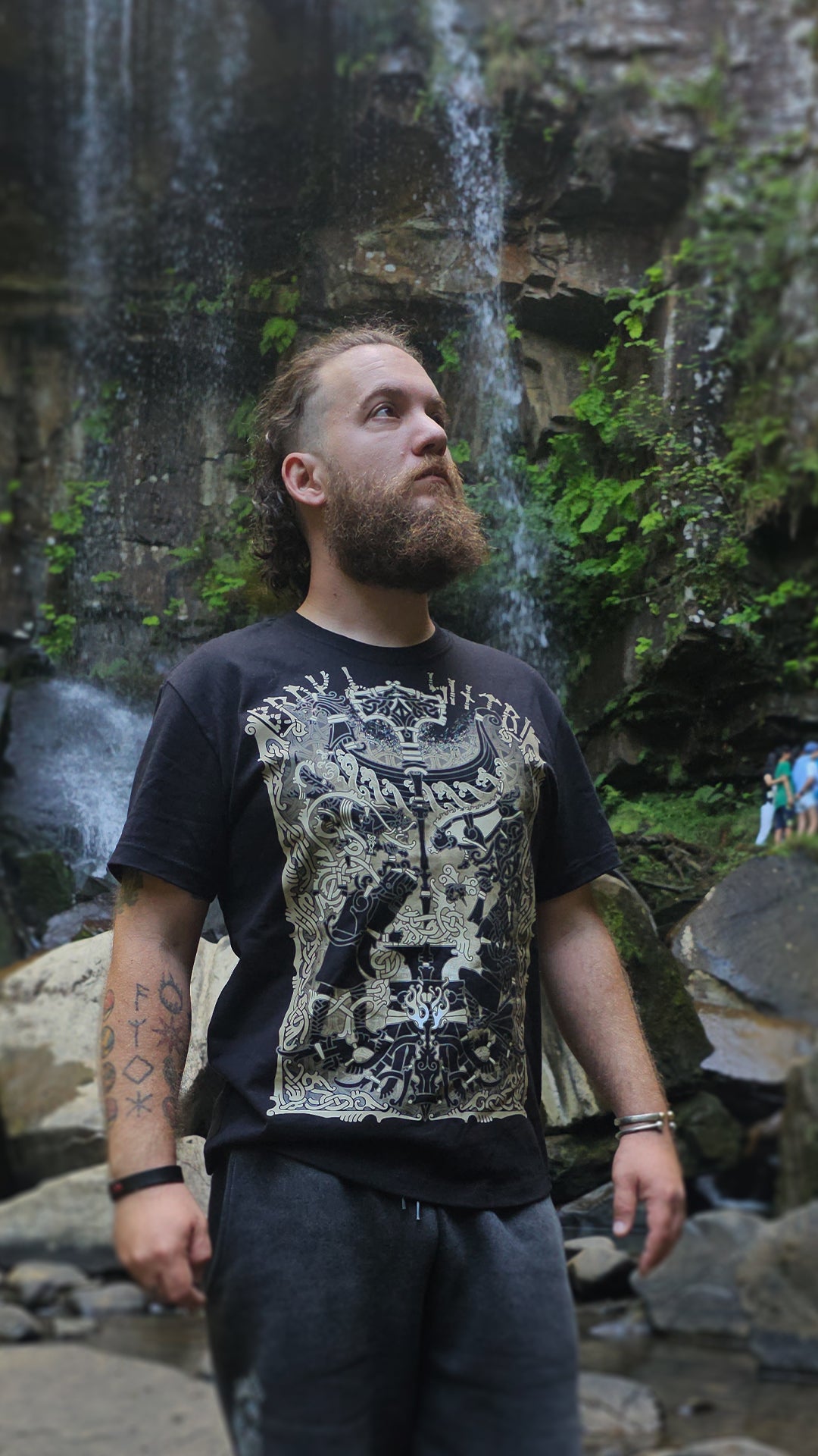 Tee: Brokkr and Sindri